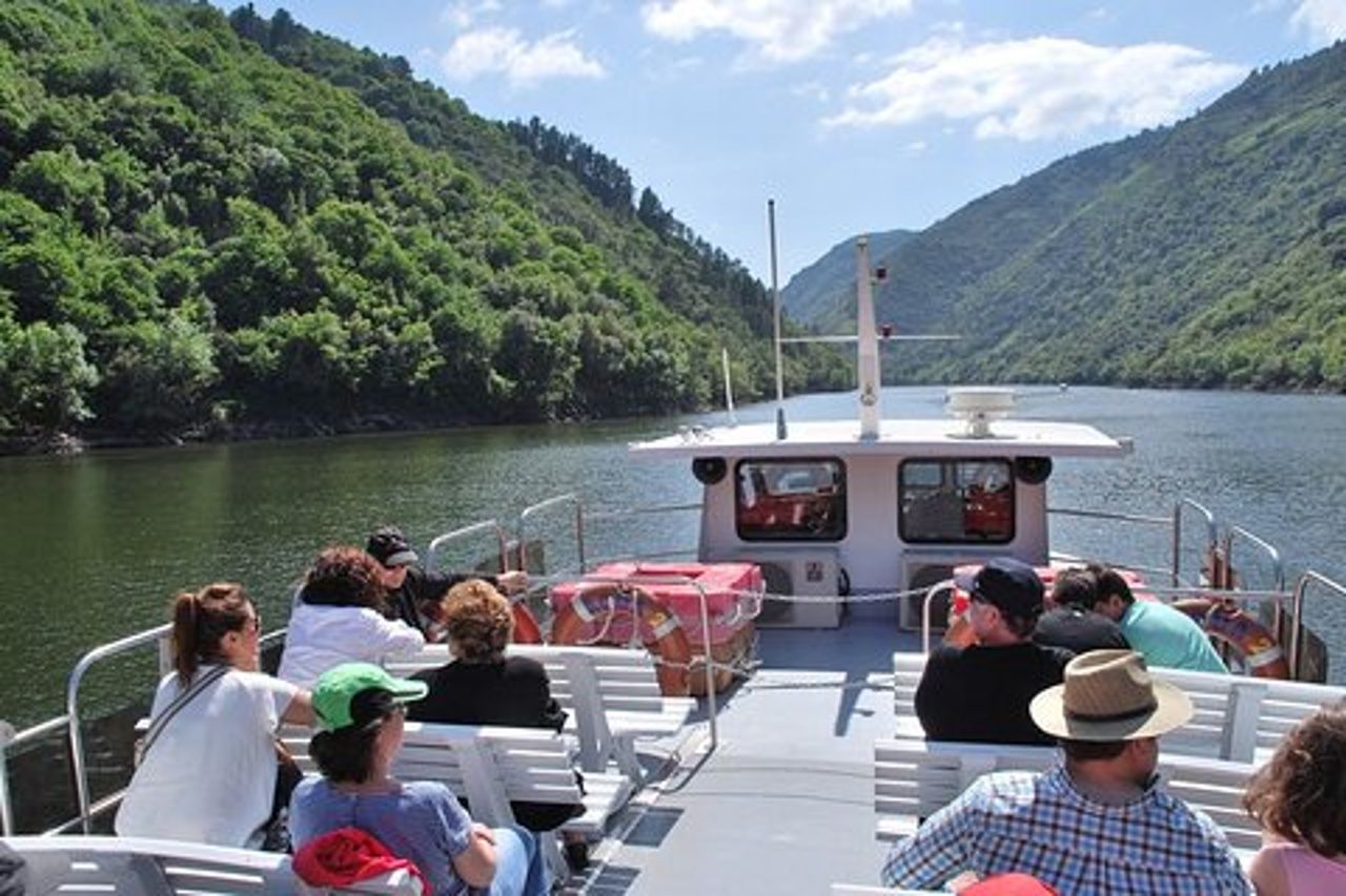 Ribeira Sacra in barca (facoltativa), visita di Ourense da Santiago