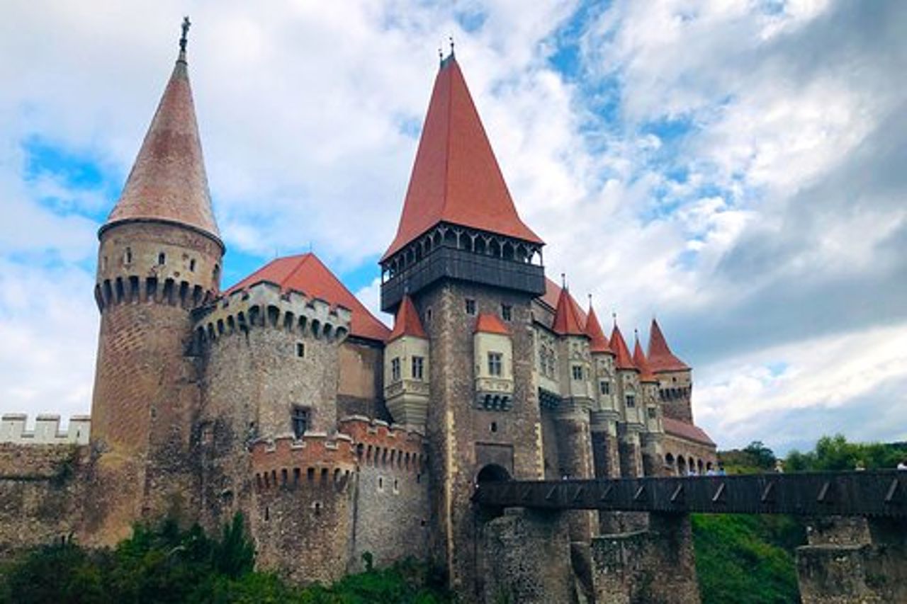 Trasferimento Sibiu - Timisoara, visita al castello di Corvins e tour della città a Timisoara