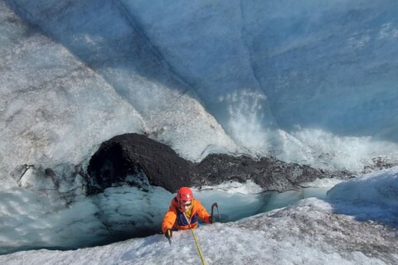Arrampicata su ghiaccio in piccoli gruppi ed escursionismo sul ghiacciaio a Solheimajokull