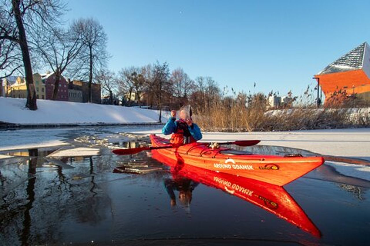 Tour guidato invernale in kayak a Danzica e cioccolata calda
