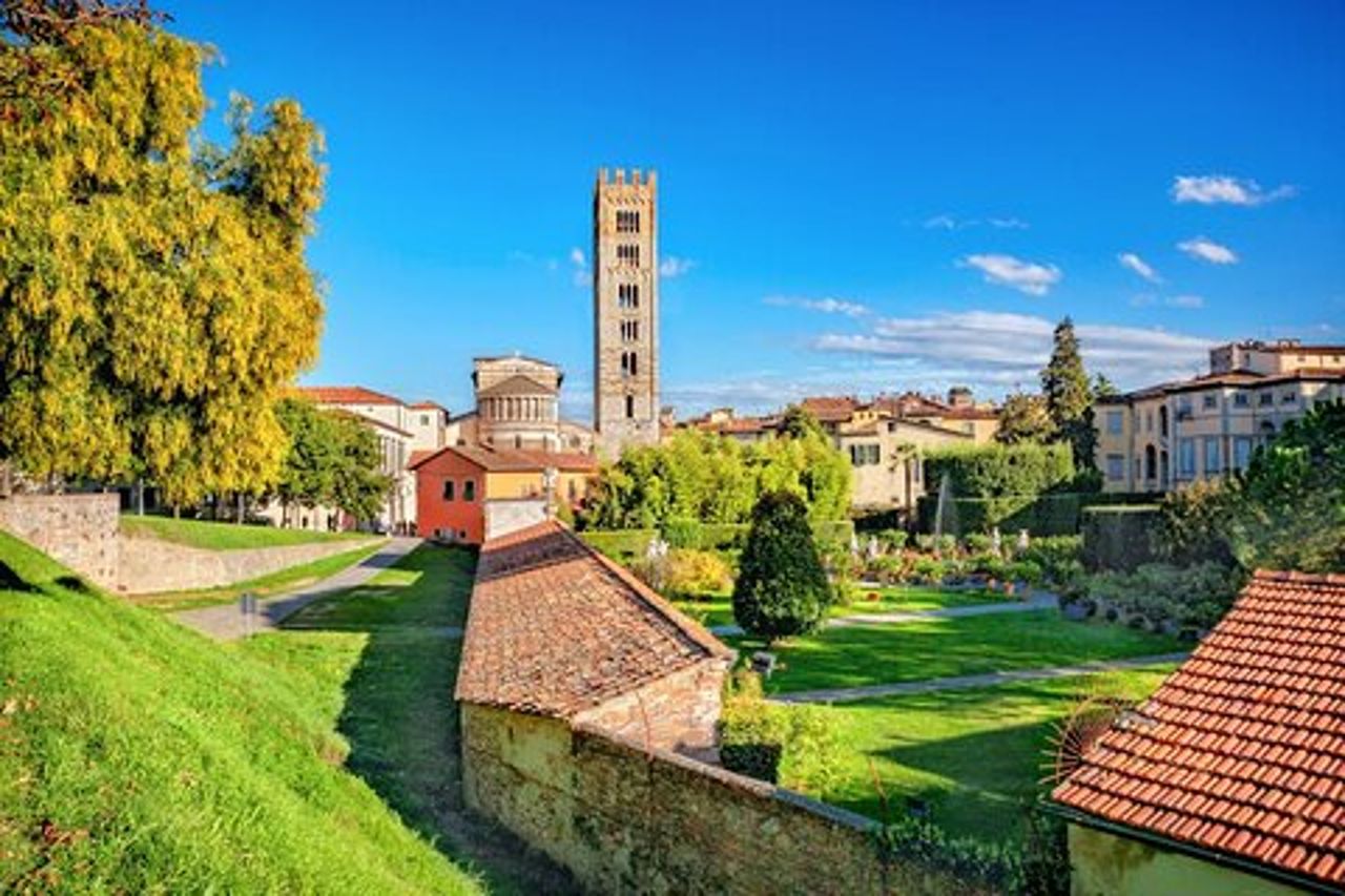 Passeggiata Privata tra le Mura Lucchesi