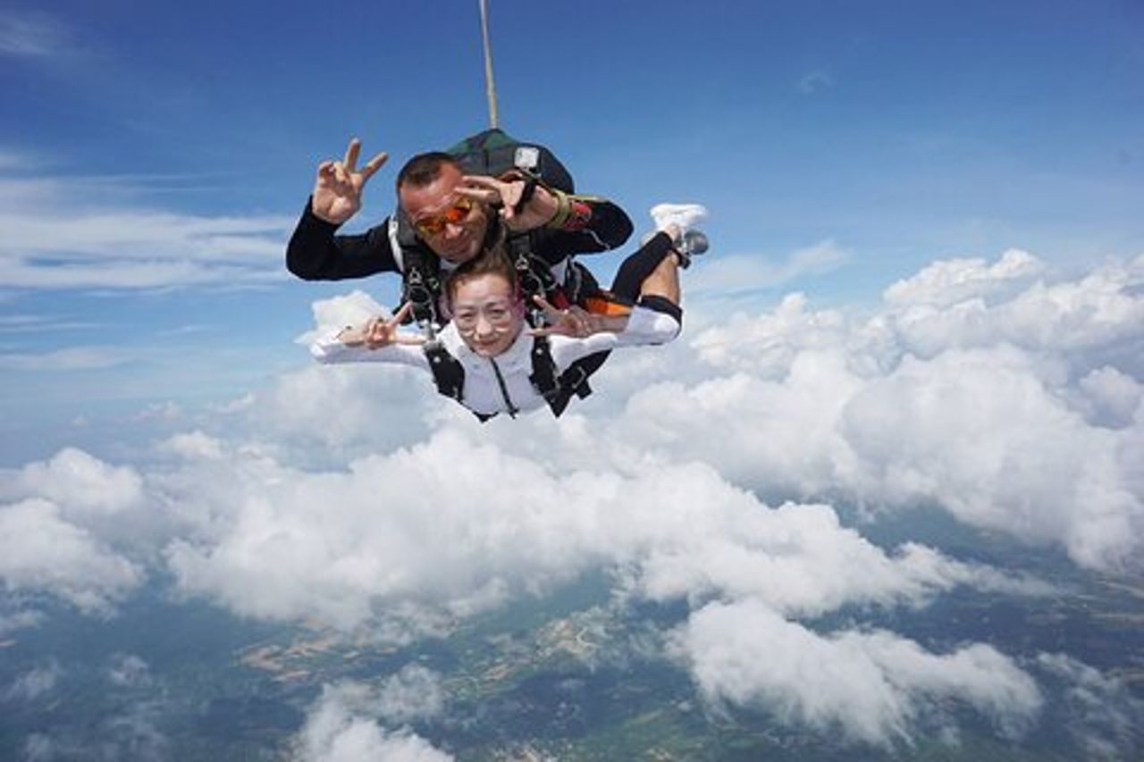 Tandem Skydiving Pattaya di Thai Sky Adventures