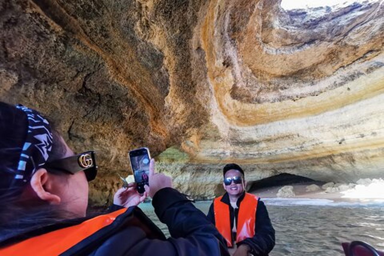 Tour privato dell'Algarve da Lisbona con gita in barca alle grotte di Benagil