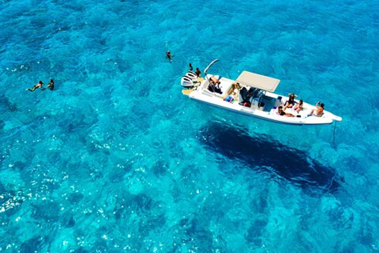 Daily Egadi Tour: Favignana e Levanzo in Gommone