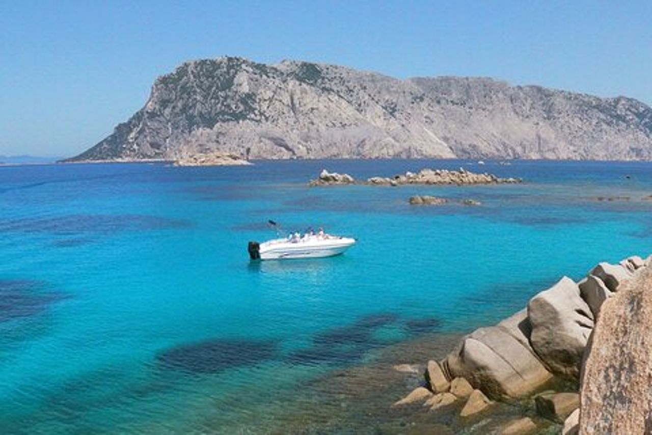 Tour in barca e snorkeling Golfo di Olbia Privato fino a 6 persone