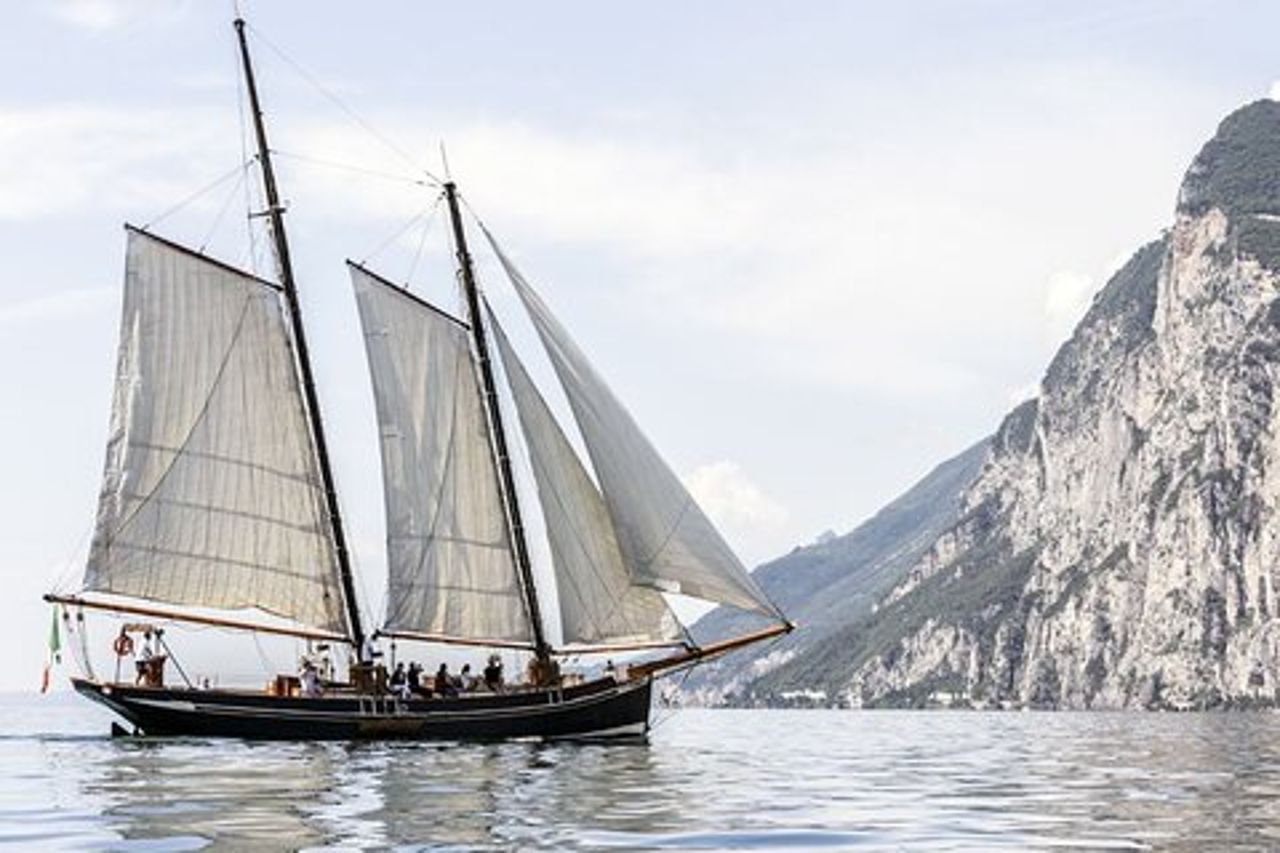 Malcesine: Sunset Romantic Cruise