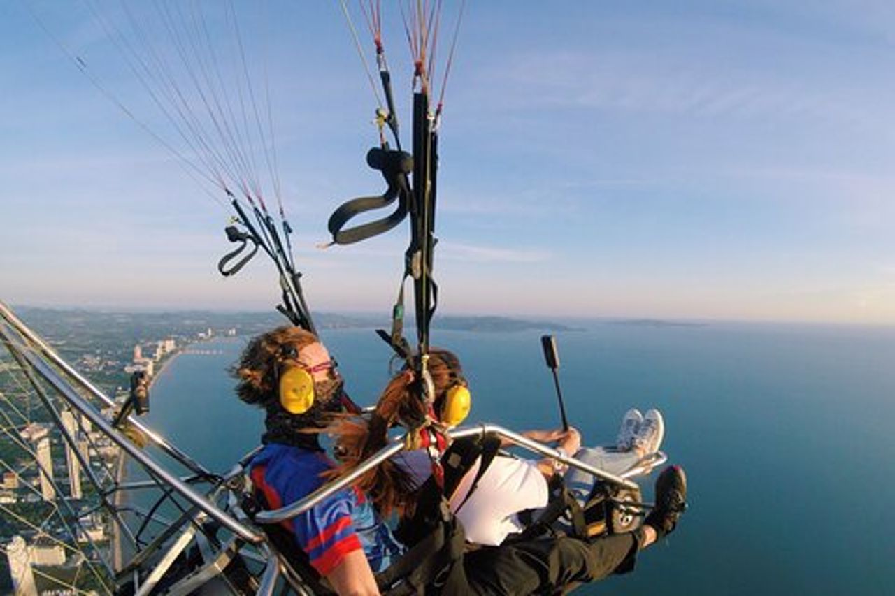 Esperienza di volo in paramotore a Pattaya da TSA Thailandia