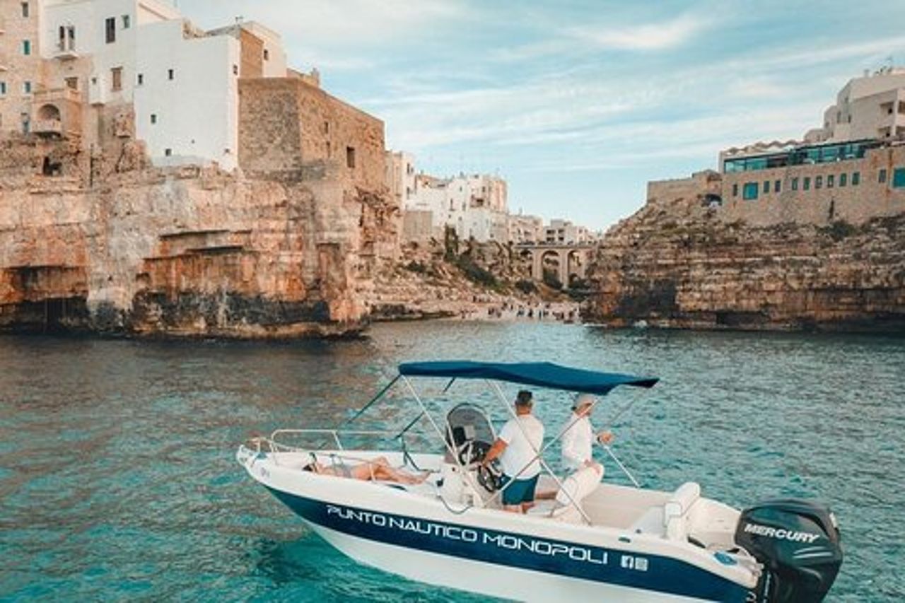 Tour PRIVATO in barca da Monopoli 3 o 5 con Skipper e Aperitivo