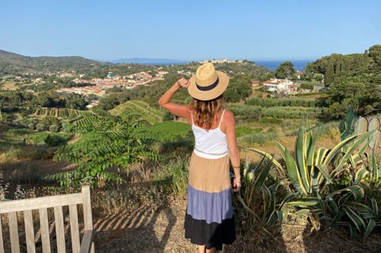 Autentica degustazione di vini dell'Elba con passeggiata in vigna e vista sul mare