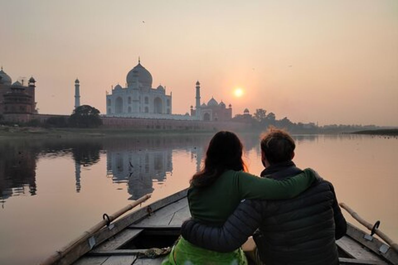 Tour di un'intera giornata di Agra Taj Mahal, Forte di Agra e tour a piedi segreto con auto privata