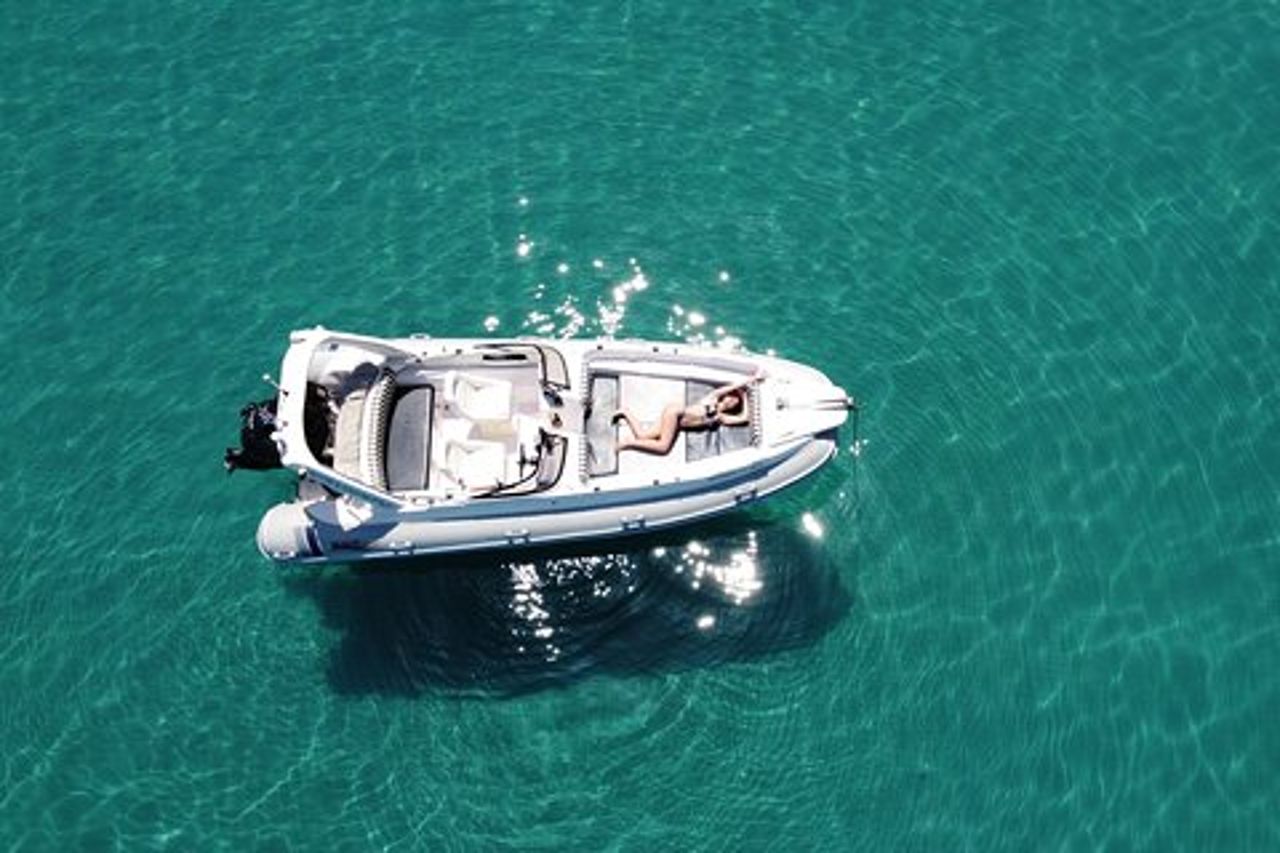 Tour privato in motoscafo da 7 m e 250 CV Shipwreck Blue caves fino a 8 persone