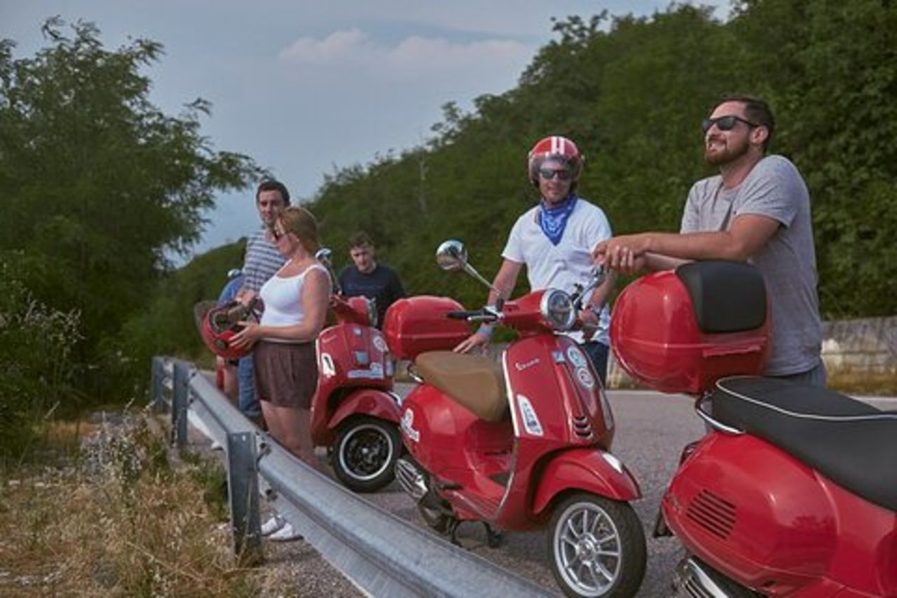 Tour in Vespa del Garda senza guida di un'intera giornata con partenza da Malcesine
