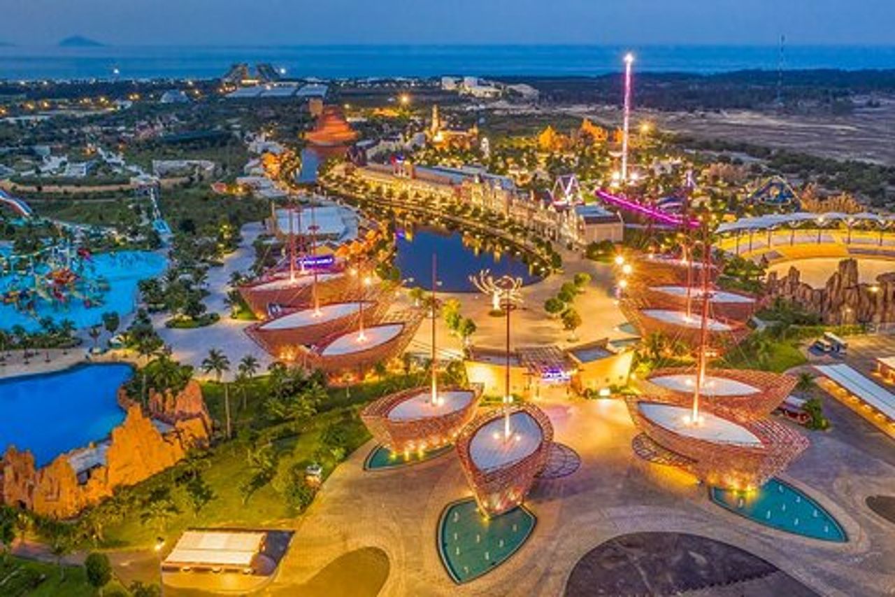Tour di un'intera giornata al parco divertimenti Vinwonder con safari sul fiume da Da Nang