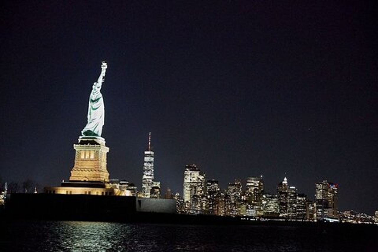 Tour notturno in barca a vela dello skyline di New York City