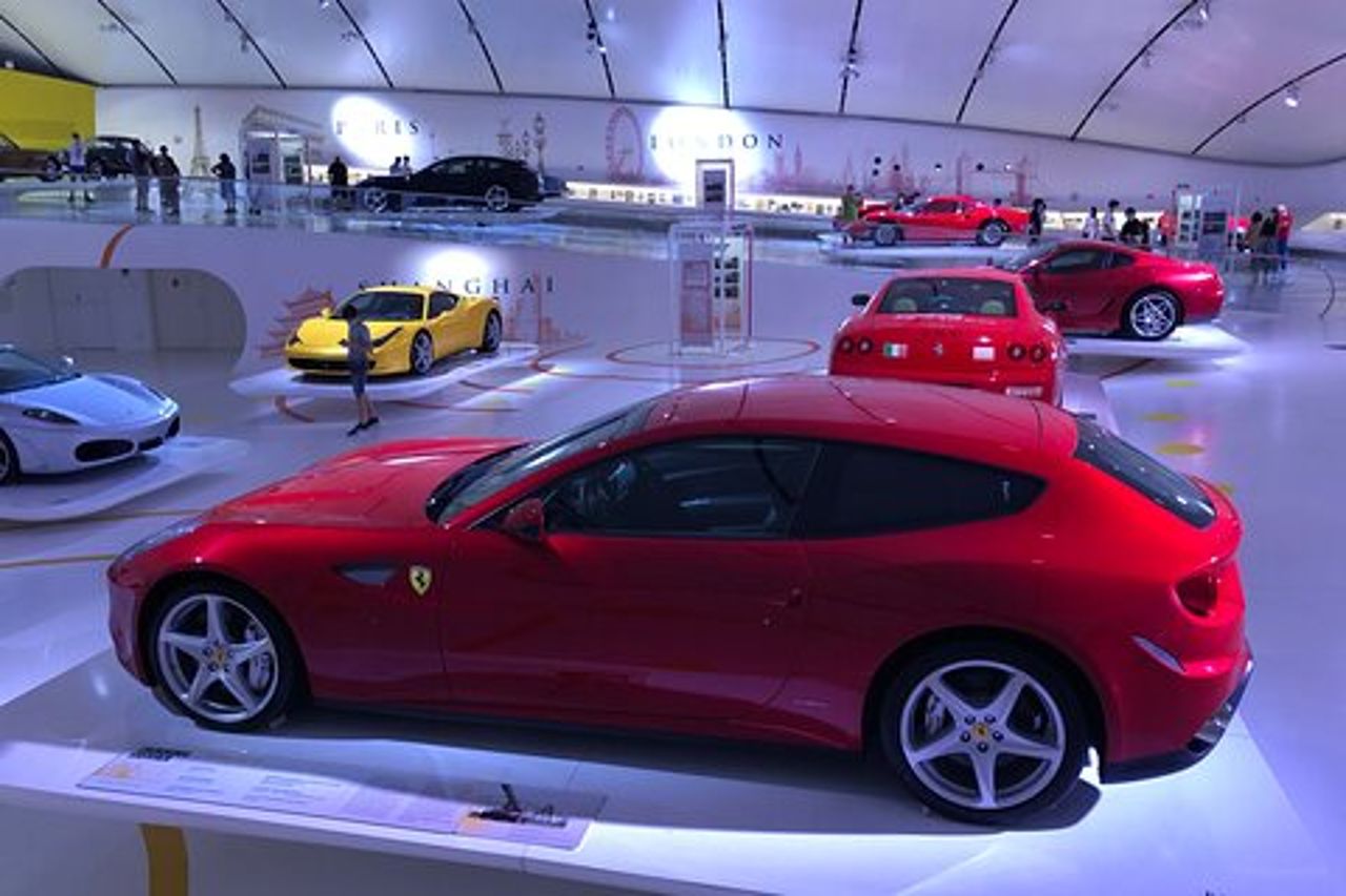 Ferrari World: Musei, visita alla fabbrica, simulatore, trasporto privato
