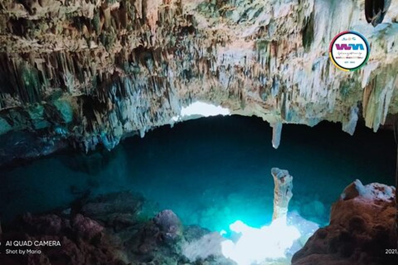 Labuan Bajo, tour di Flores: grotta di Rangko, Cunca e collina con vista sul mare di Sylvia