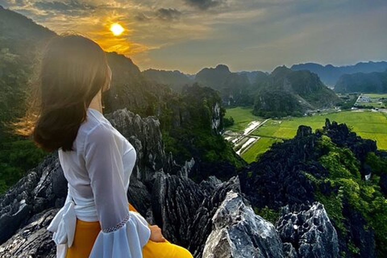 Ninh Binh intera giornata: tempio Hoa Lu e mountain bike, gita in barca a Tam Coc, montagna del drago