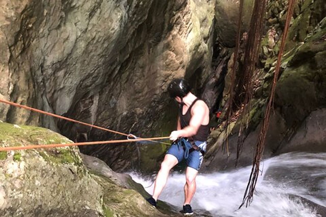 Cascate di trekking/discesa in corda doppia nella Repubblica Dominicana