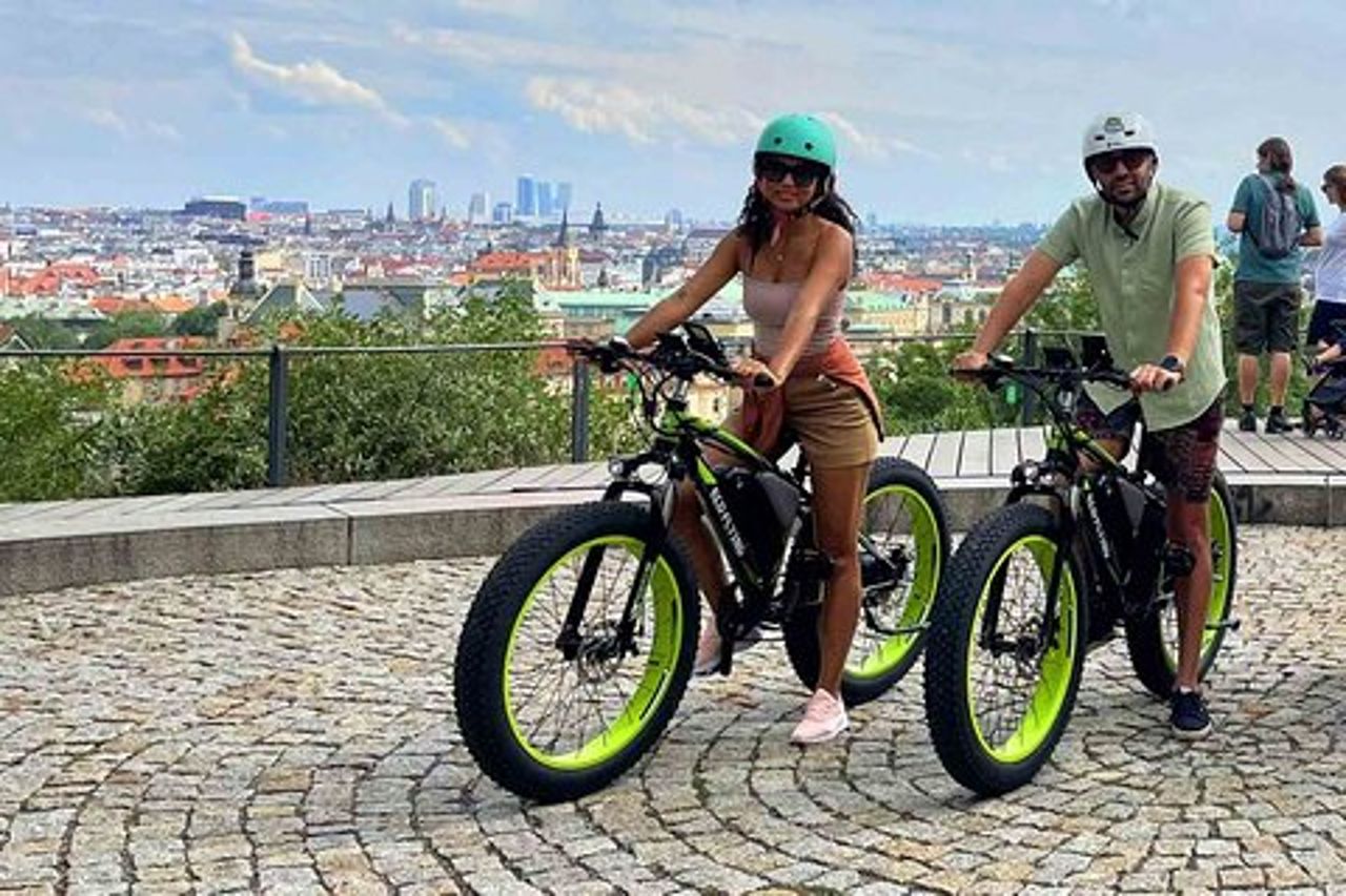 Tour in e-Scooter & Trekking di Praga: punti panoramici del Castello e Ponte Carlo