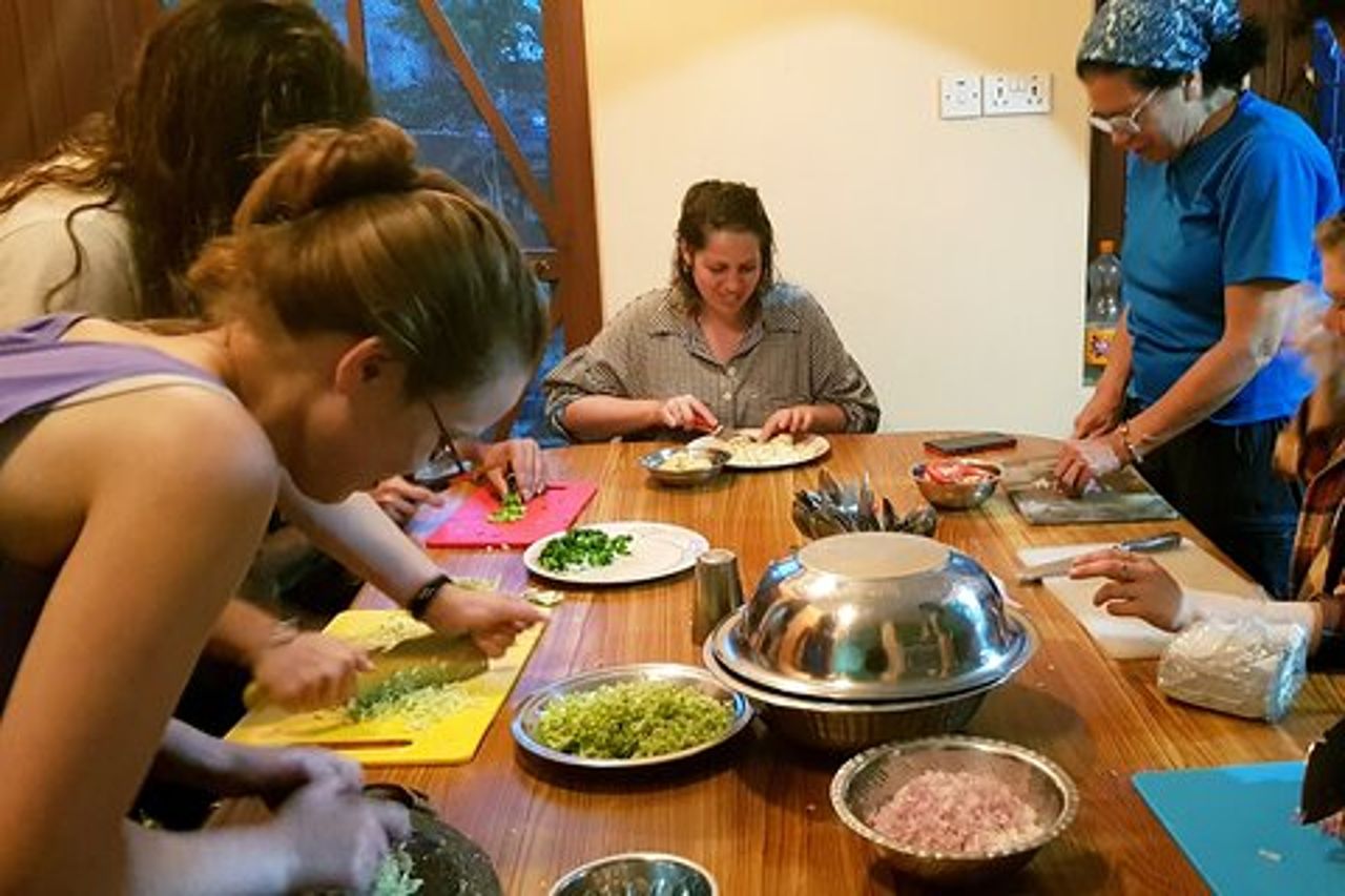 Lezione di cucina nepalese Momos o Dal Bhat (cucina con delizia)