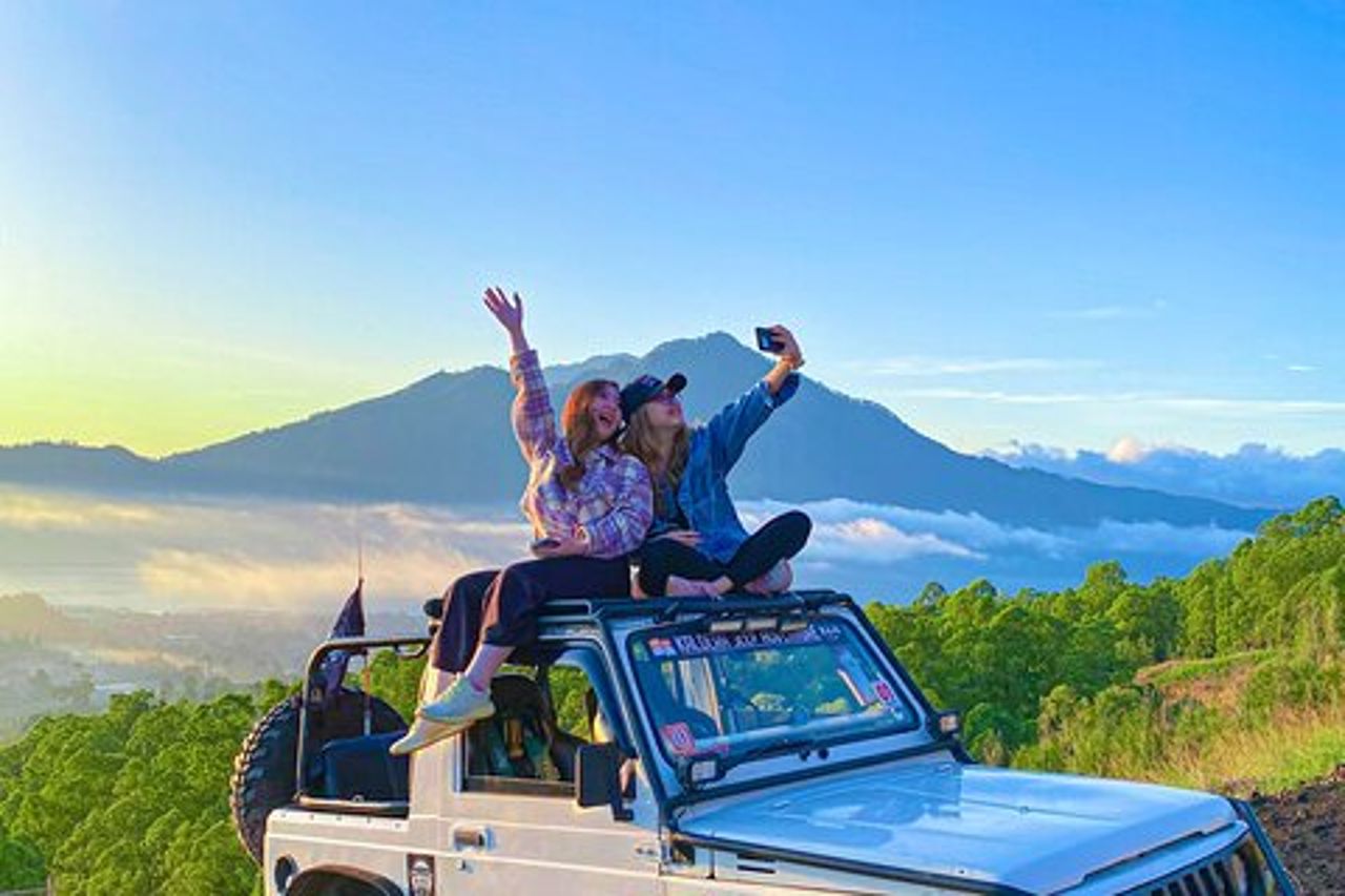 Tour in jeep all'alba del Monte Batur