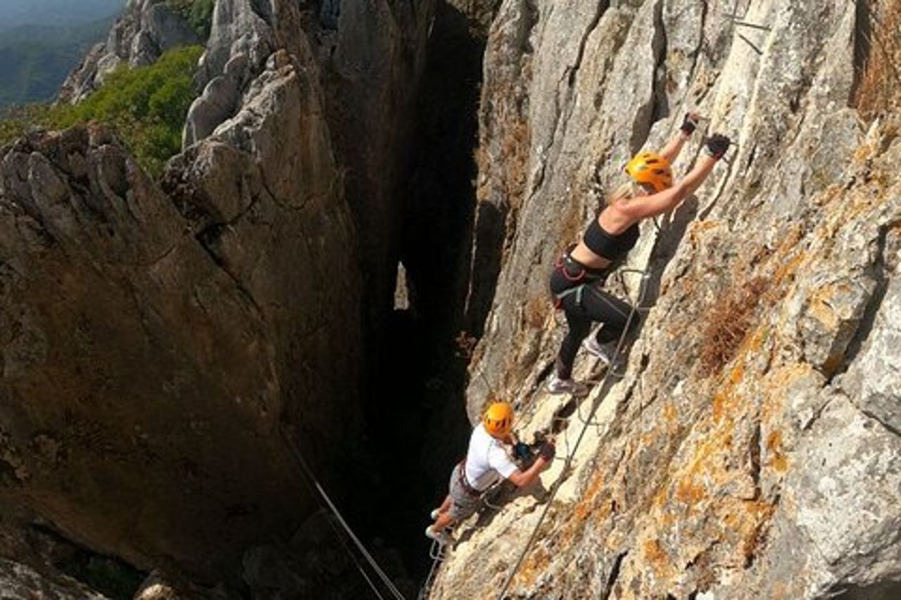 Da Estepona: Via Ferrata Avventura guidata a Benalauría