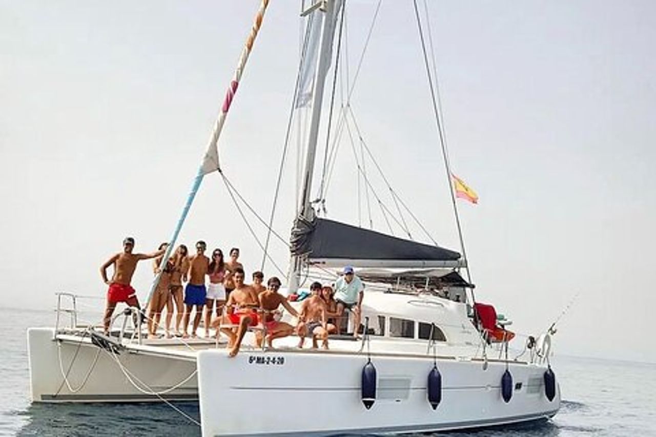 Escursione di gruppo in catamarano di 2 ore a Marbella con osservazione dei delfini
