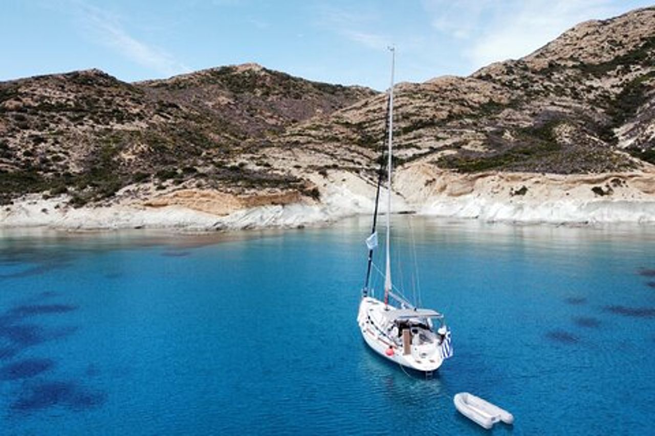 Tour privato in barca a vela di 2 giorni intorno a Milos, Kimolos e Polyaigos