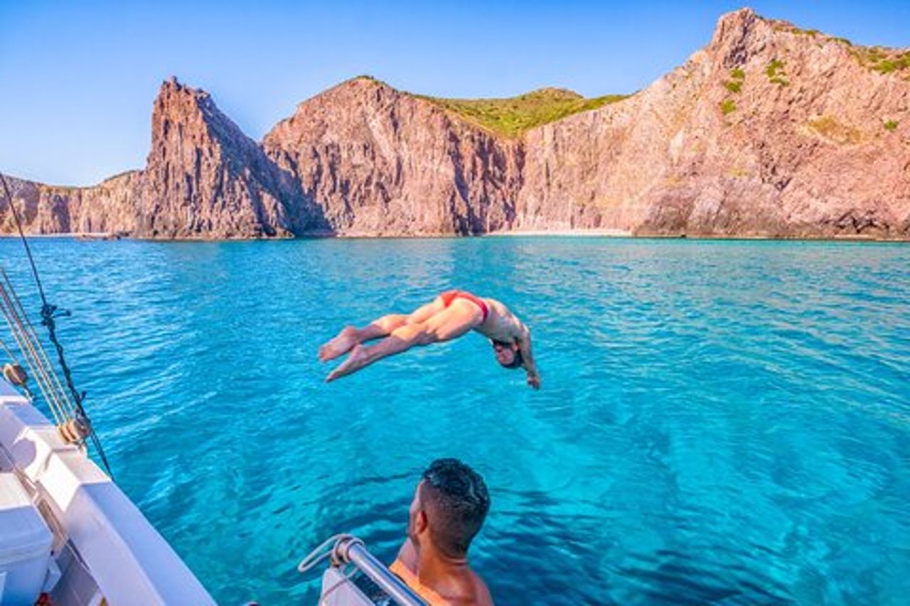 Giornata Guidata in Barca a Carloforte con Snorkeling e Aperitivo