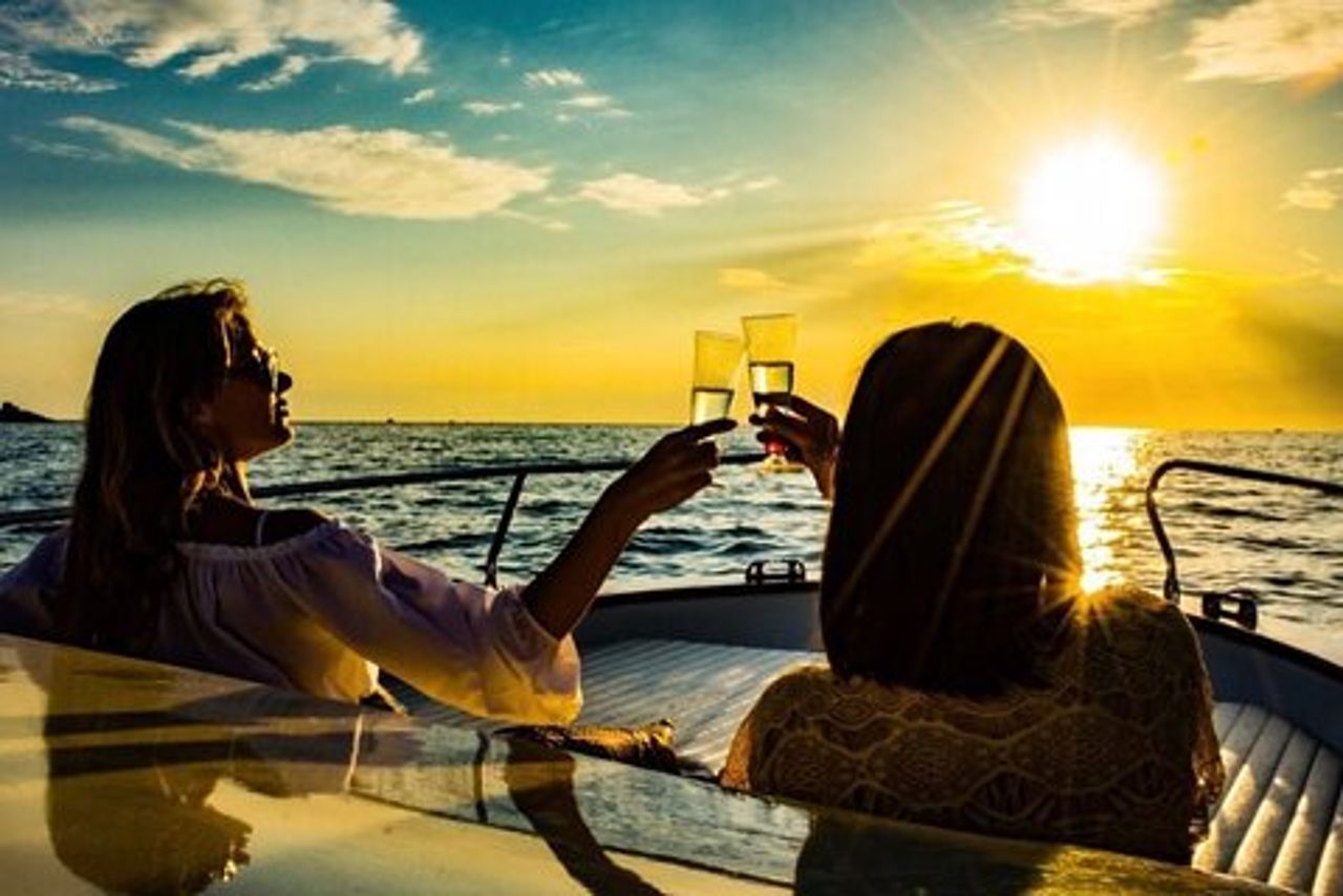 2 Ore Aperitivo in Barca al Tramonto
