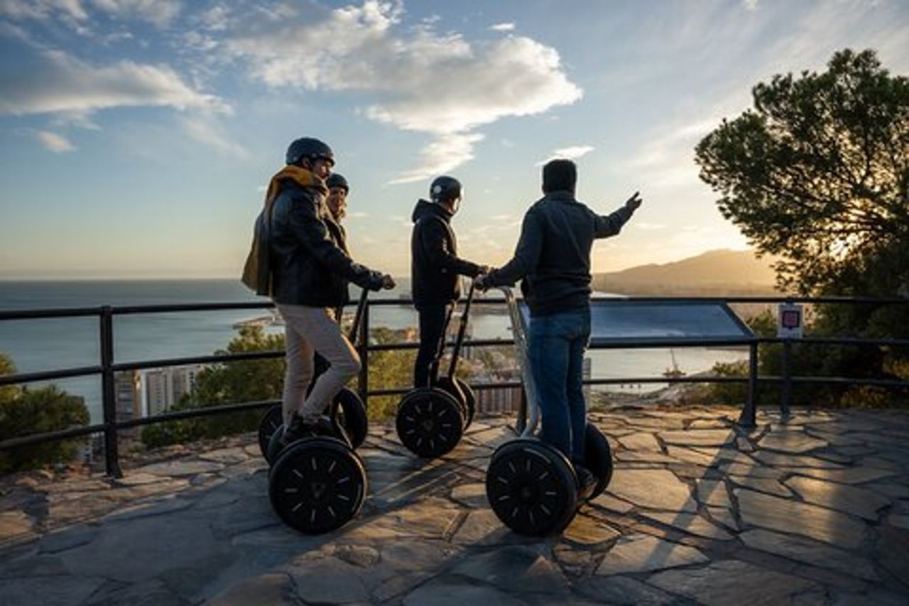 Tour della città di Malaga Tour monumentale in Segway di 2 ore