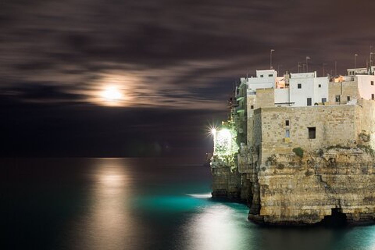 Tour privato notturno in barca 2h alle Grotte di Polignano a Mare