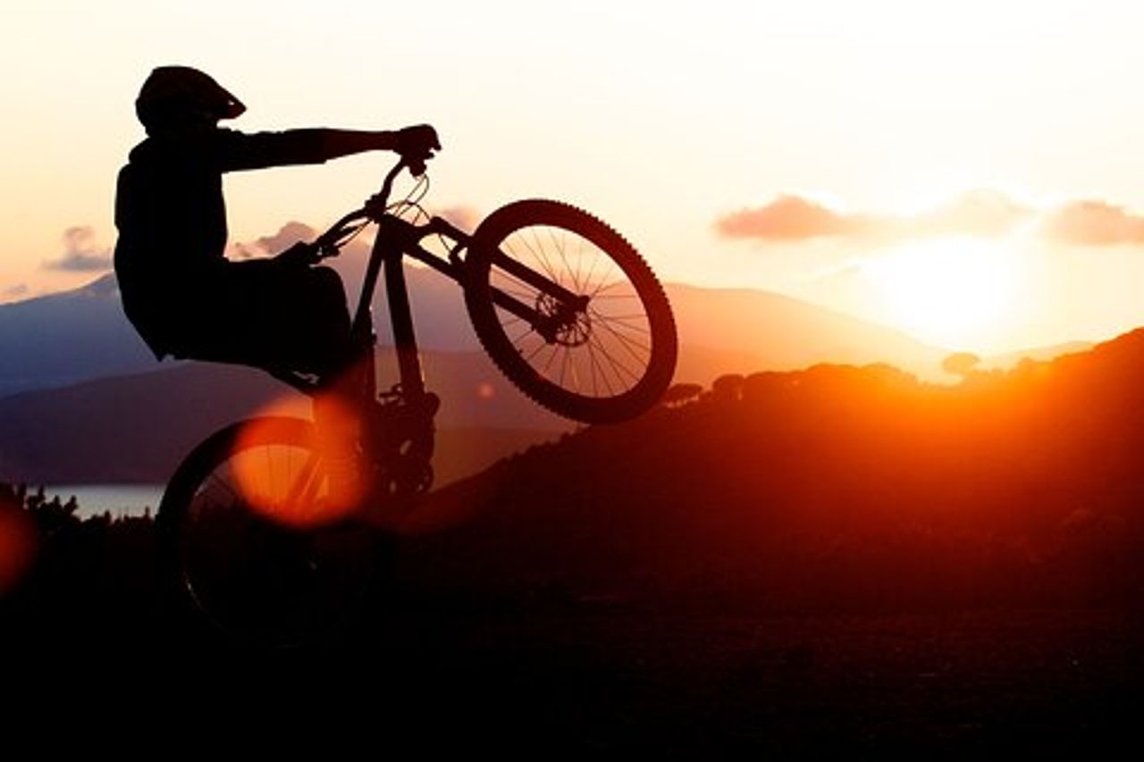 1 Ora E-bike Tour al Tramonto a Lacona adatto a Famiglie