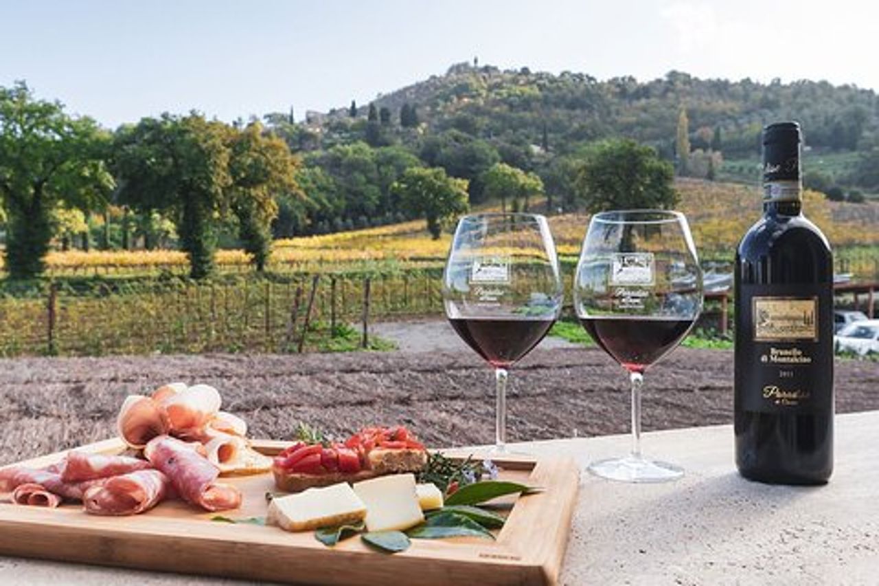 Montalcino: Tour della Cantina, Degustazione di Brunello e Aperitivi