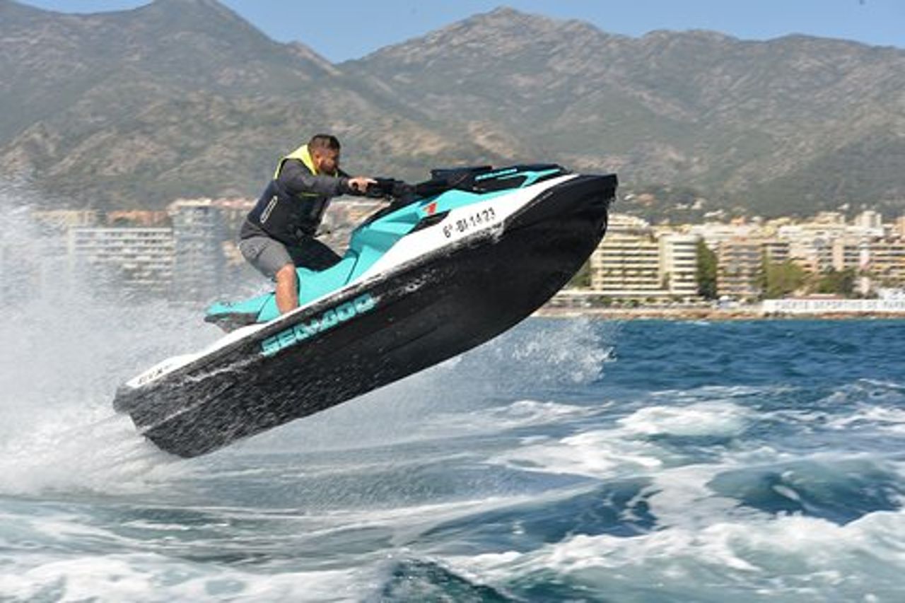 TOUR IN JET SKI Esperienza 1 ora.
