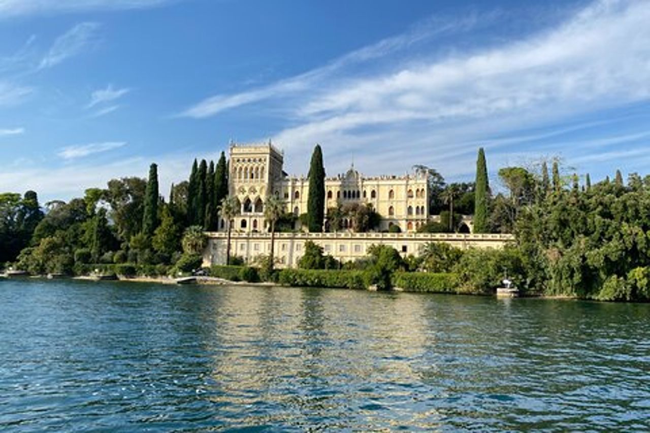 Desenzano: Tour in barca a Isola del Garda e Golfo di Salò