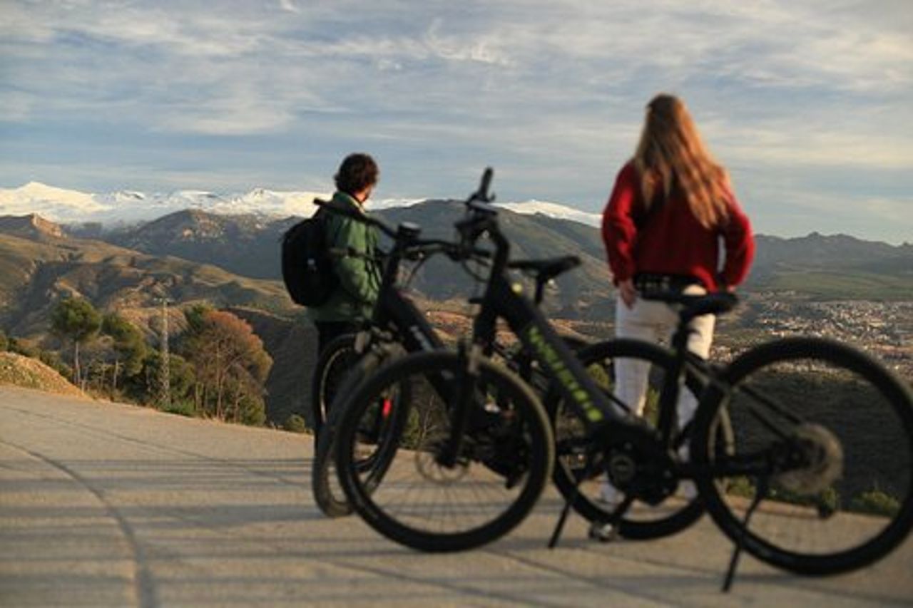 Granada: viste al tramonto dell'Alhambra e della Sierra Nevada in bici elettrica