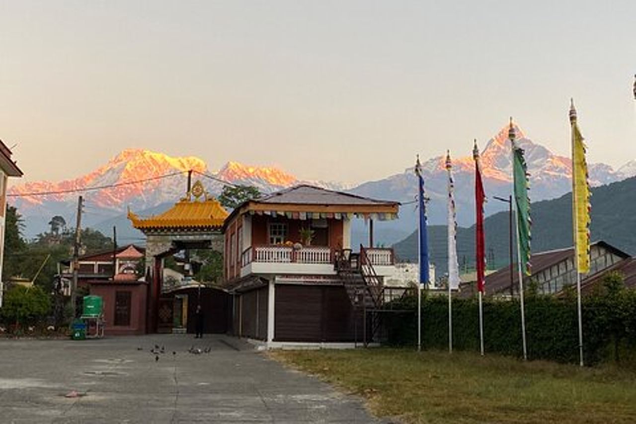 Mattina tour culturale tibetano agli insediamenti tibetani di Pokhara