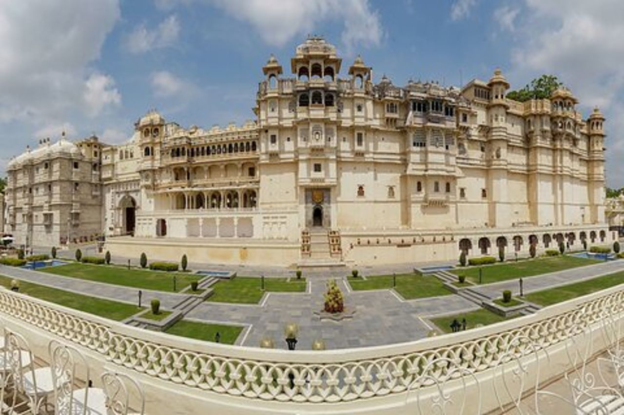 Pacchetto turistico di Udaipur con guida e taxi privato