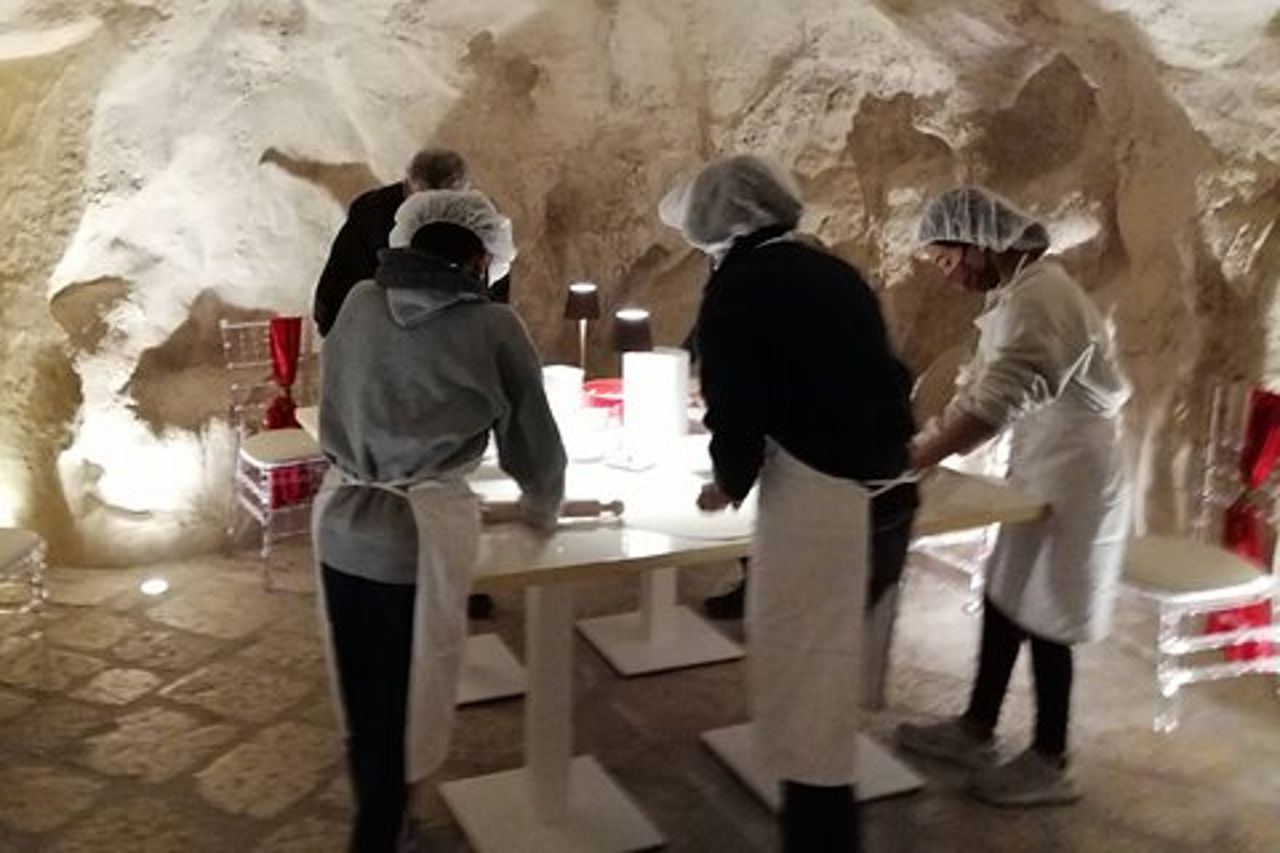 Cooking class in ristorante in grotta nei Sassi di Matera