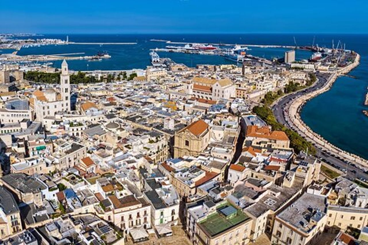 Tour privato a piedi personalizzato di Bari con una guida (tour privato)