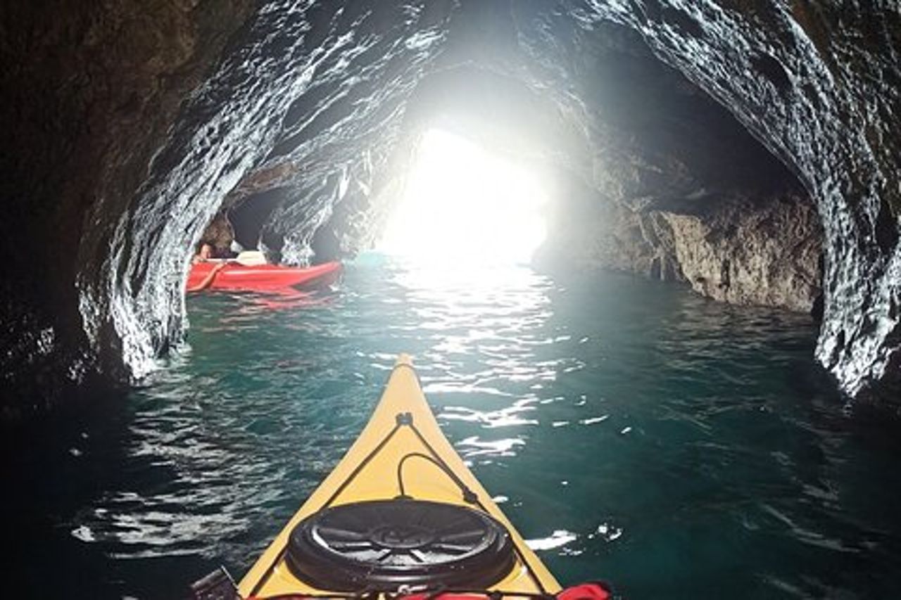 Avventura in kayak di un'intera giornata a Palinuro e alla Grotta Azzurra