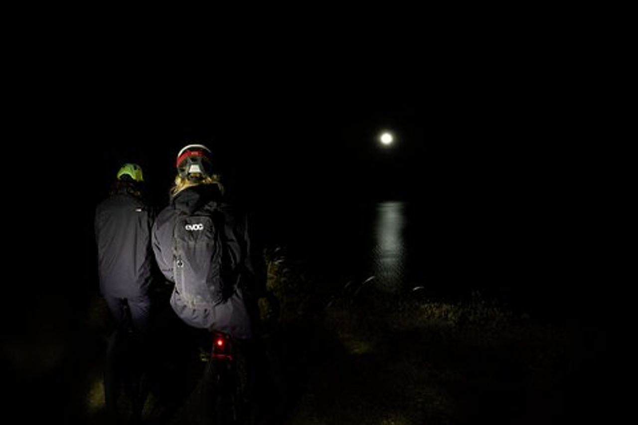 Esperienza in e-bike con Luna piena alla Costa dei Gabbiani