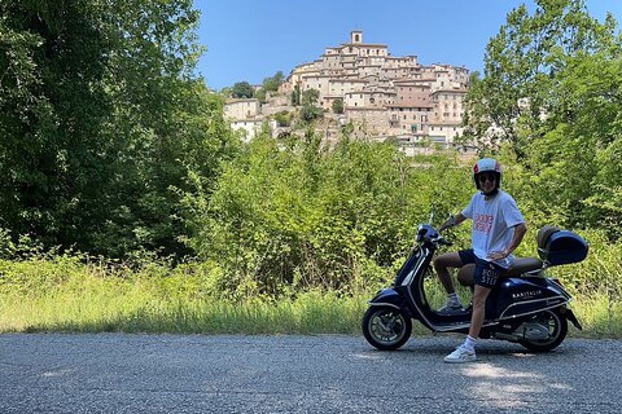 Tour in Vespa di 3 ore - Gli affascinanti castelli di Arcevia