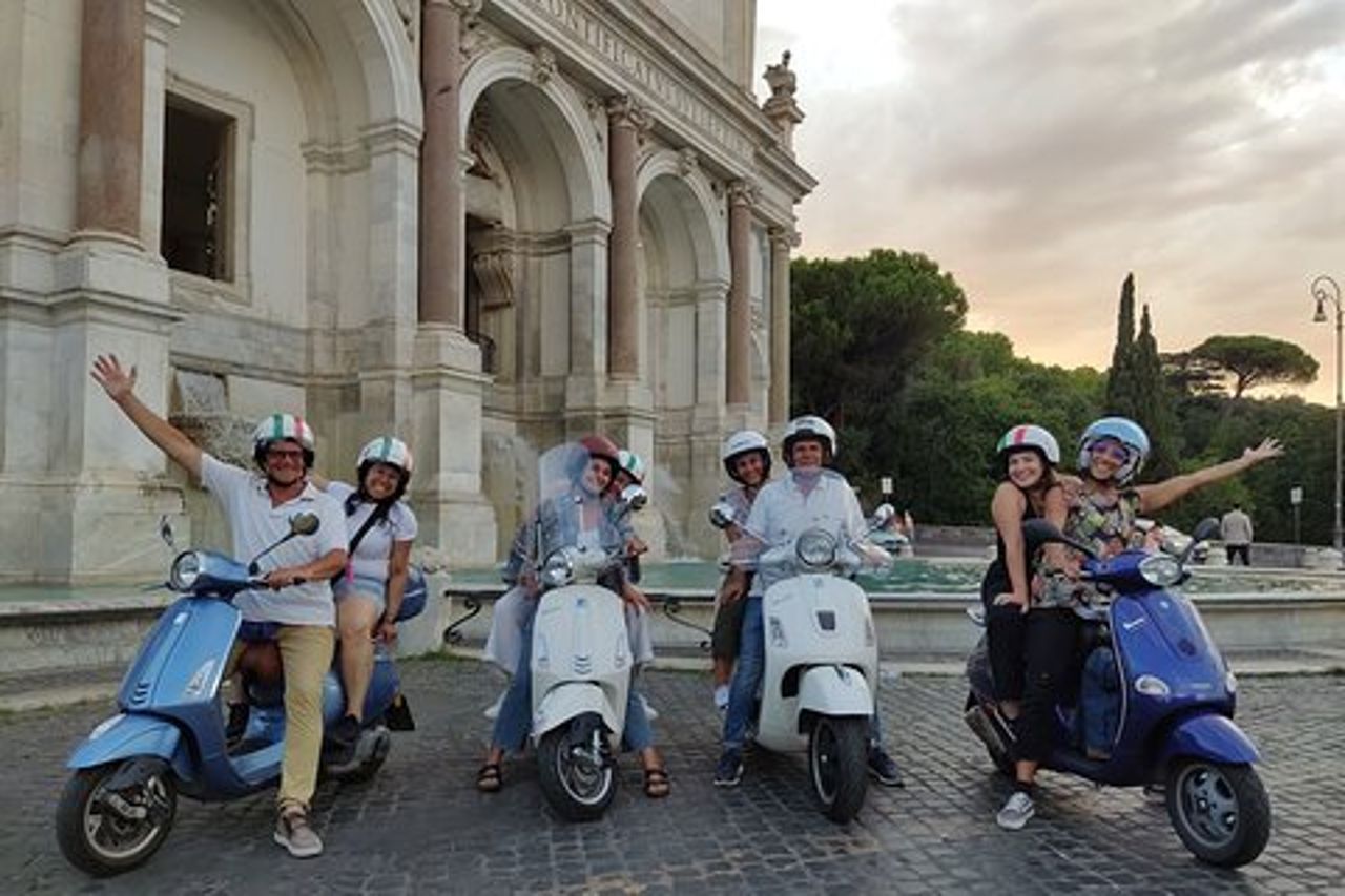 Tour esclusivo in Vespa di Roma di notte