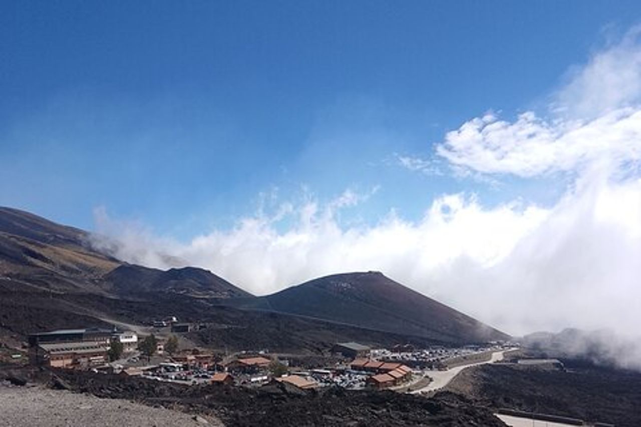 Tour due cantine dell'Etna degustazione vini e pranzo