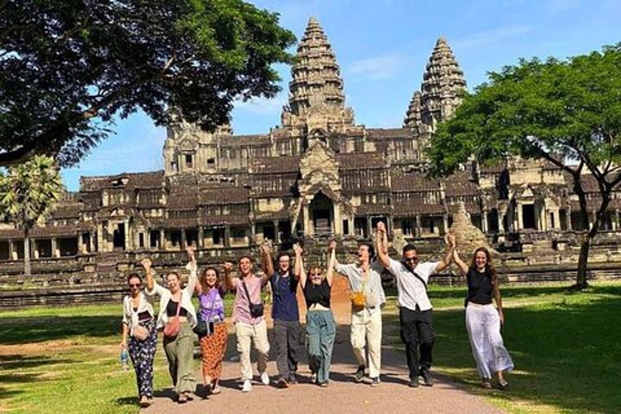 Tour per piccoli gruppi al tramonto di Angkor Wat con pranzo incluso
