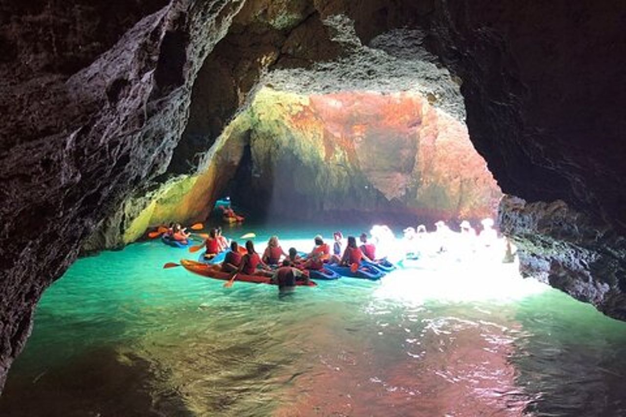 Tour in kayak con fantastiche grotte, vita marina e biologo marino.