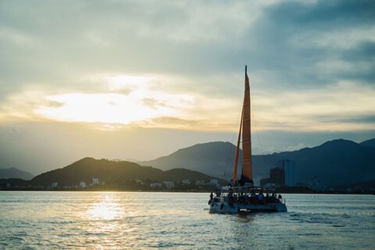 Crociera privata di lusso al tramonto su yacht a Nha Trang