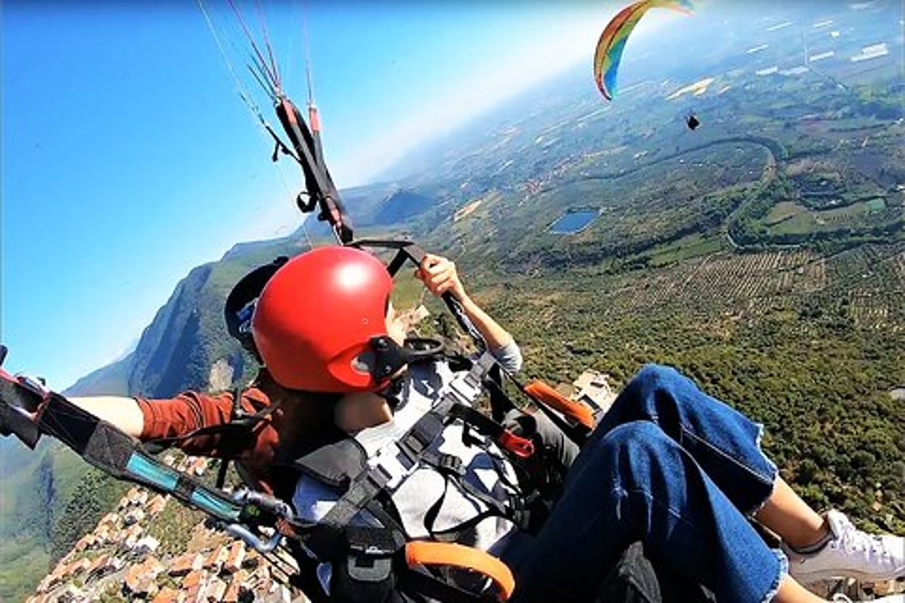 Volo in Parapendio sui Giardini di Ninfa